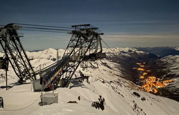 Val Thorens : ascension de la Cime de Caron en ski de randonnée, une nuit de pleine lune