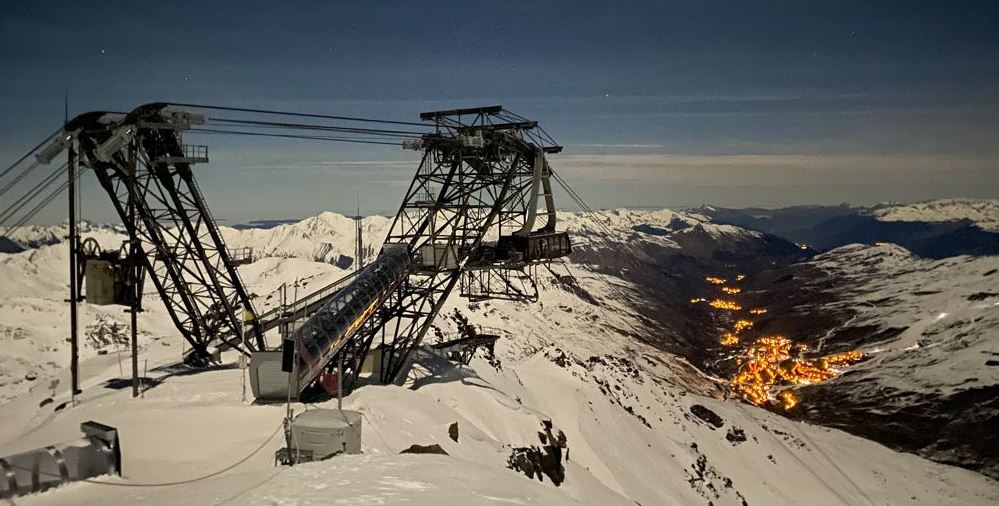 Val Thorens : ascension de la Cime de Caron en ski de randonnée, une nuit de pleine lune
